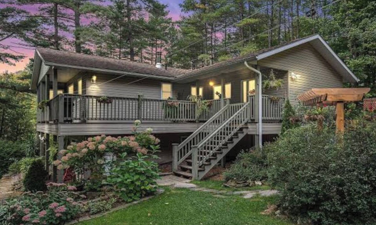 Bishop Corners Cottage | Lake Cottage/North Frontenac/All Season Getaway!