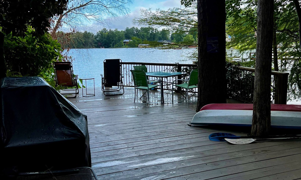 Gilbert House | LAKE COTTAGE WITH DECK - 5 Star - 2 kayaks - paddle boat-40 minutes to Columbia