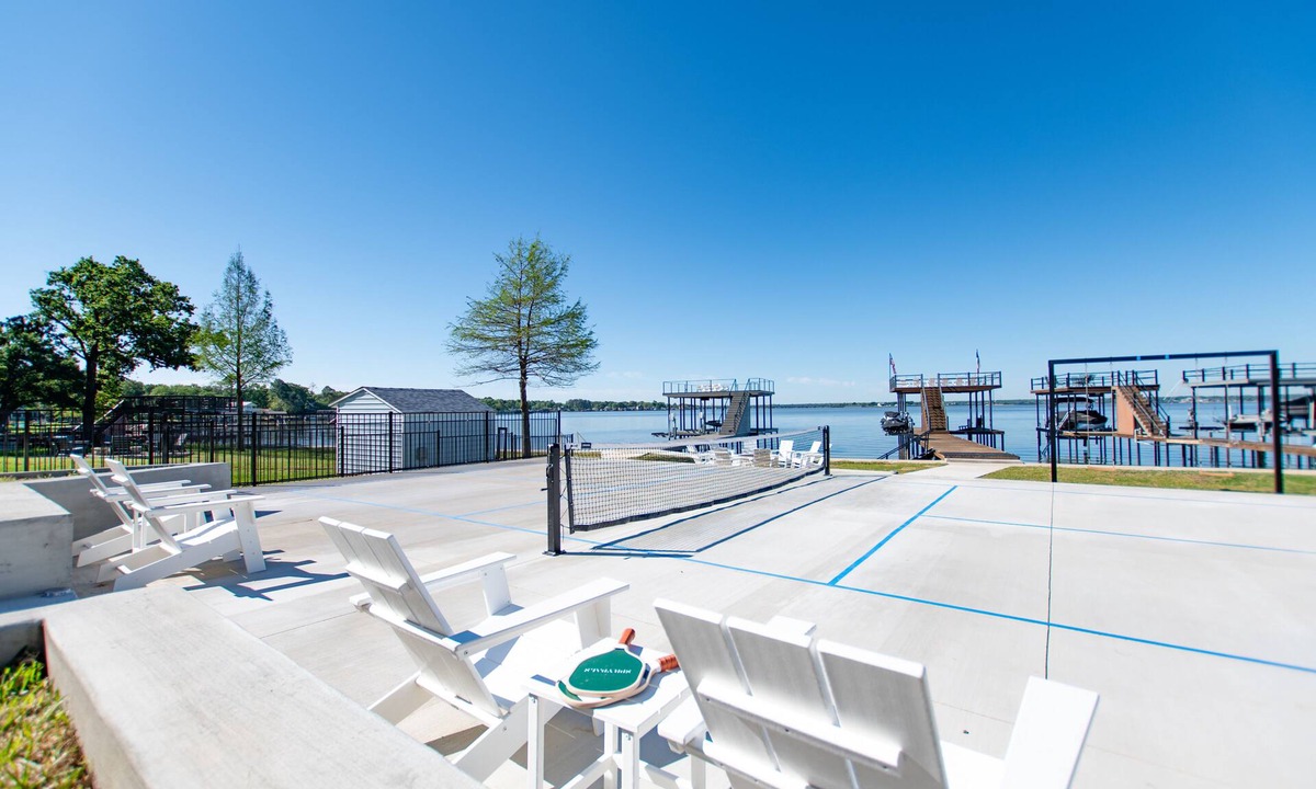 Mabank House | Lake Days & Pickleball Plays: firepit, paddle boards, canoes & pickleball court