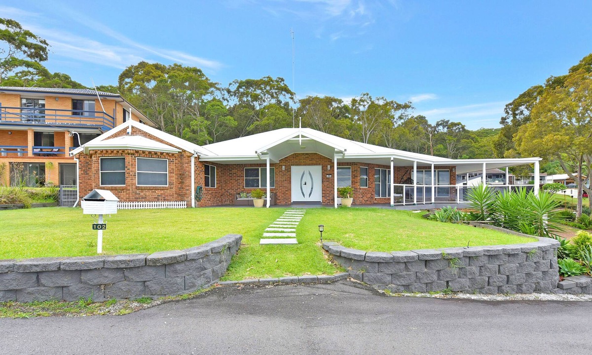 Lake Macquarie City Council House | Lake Daze at Coal Point - Lakeviews, Pool