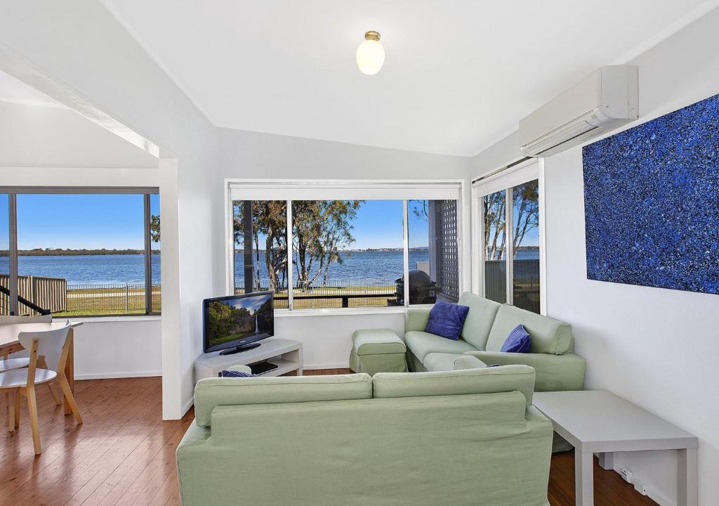 Buff Point House | Lake Edge Cottage