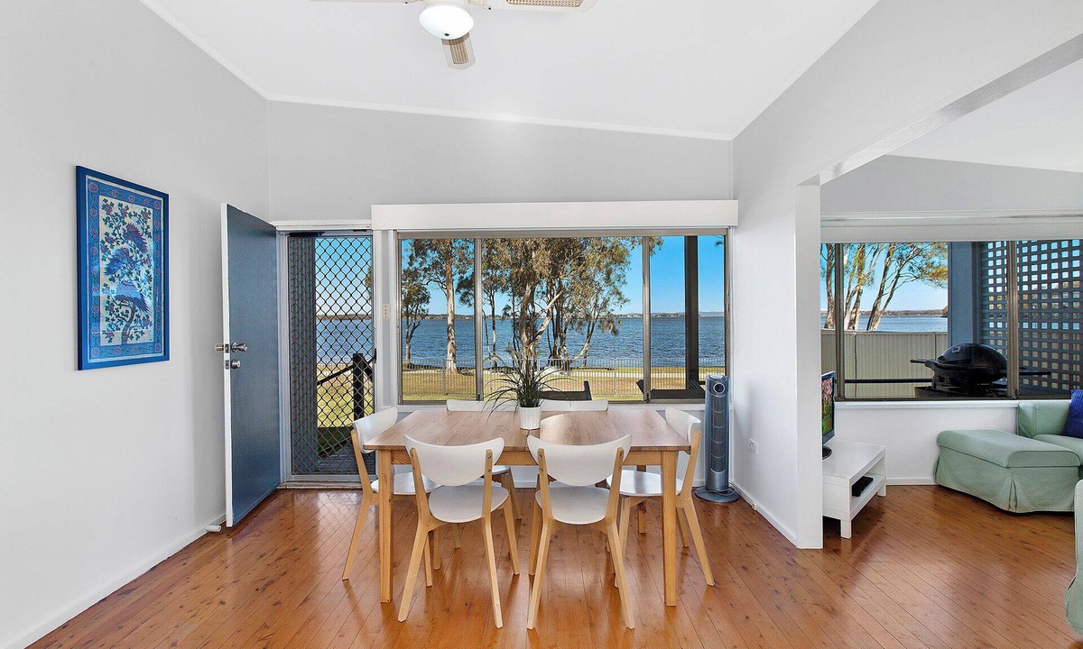 Buff Point Apartment | Lake Edge Cottage - Pet Friendly Accommodation