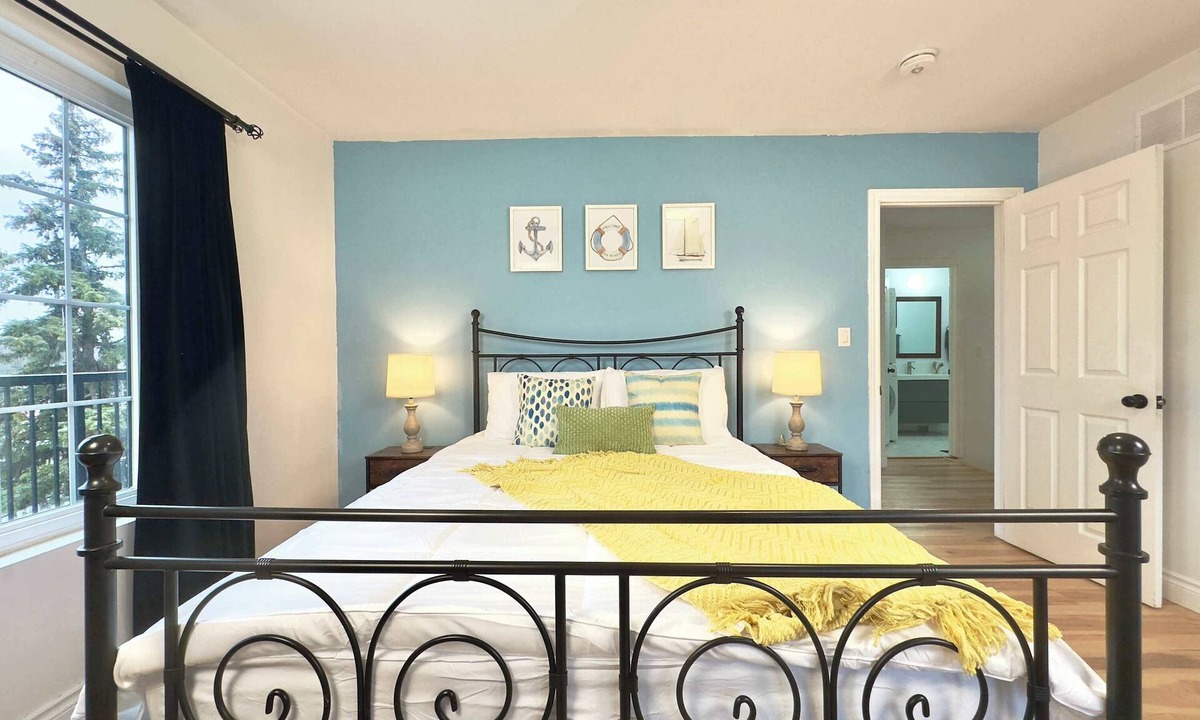 Port Colborne Apartment | Lake Erie Blue Room Getaway