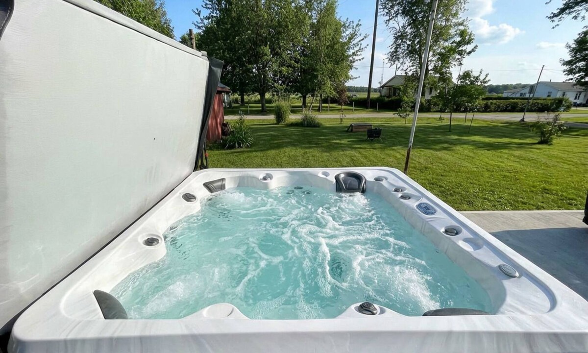 Selkirk Cottage | Lake Erie Cottage: Hot Tub, Paddle Board & Firepit