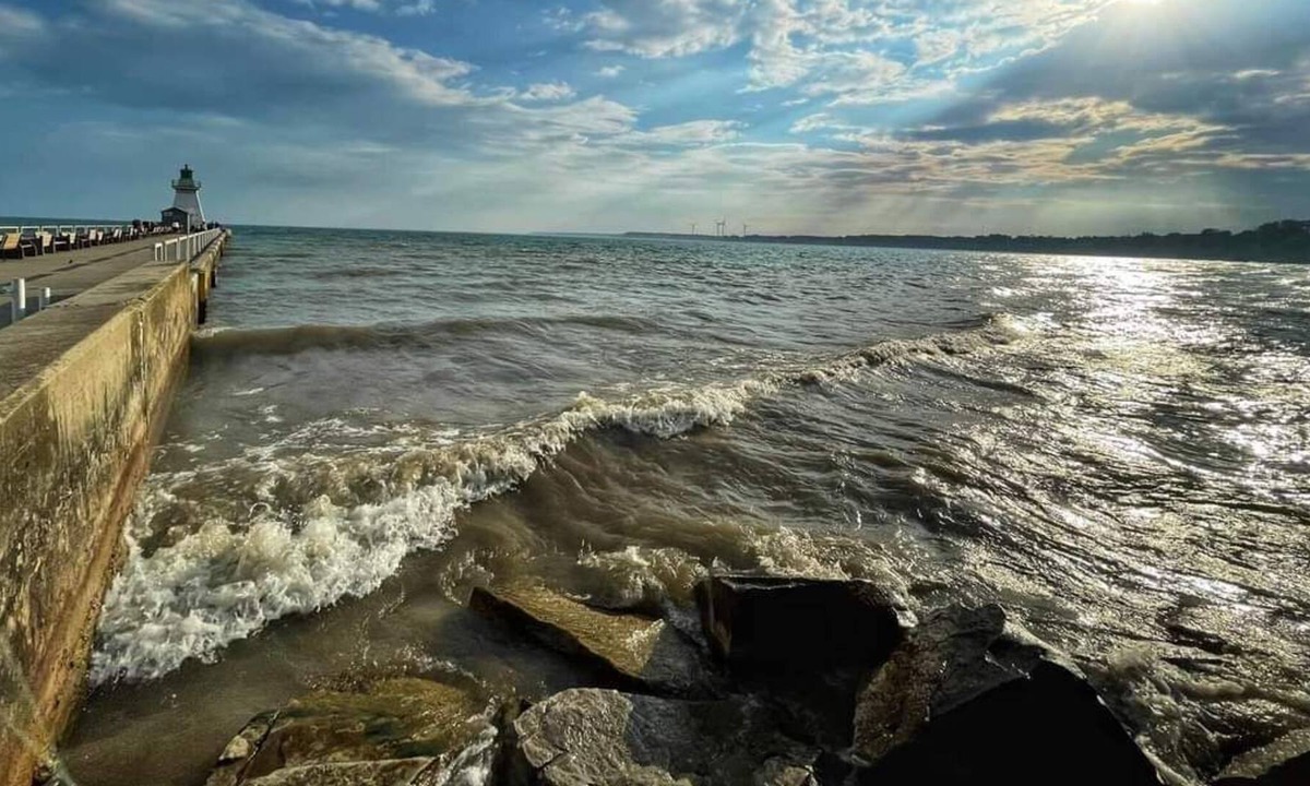 Port Dover Apartment | Lake Erie Lux Condo w/ Deck, Patio & private Beach (Aquamarine)