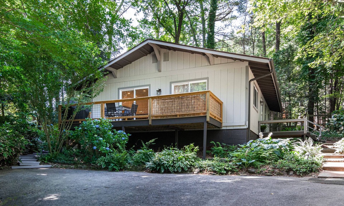 Valley Hill House | Lake Escape - Hot Tub & Lake Access - Pet Friendly