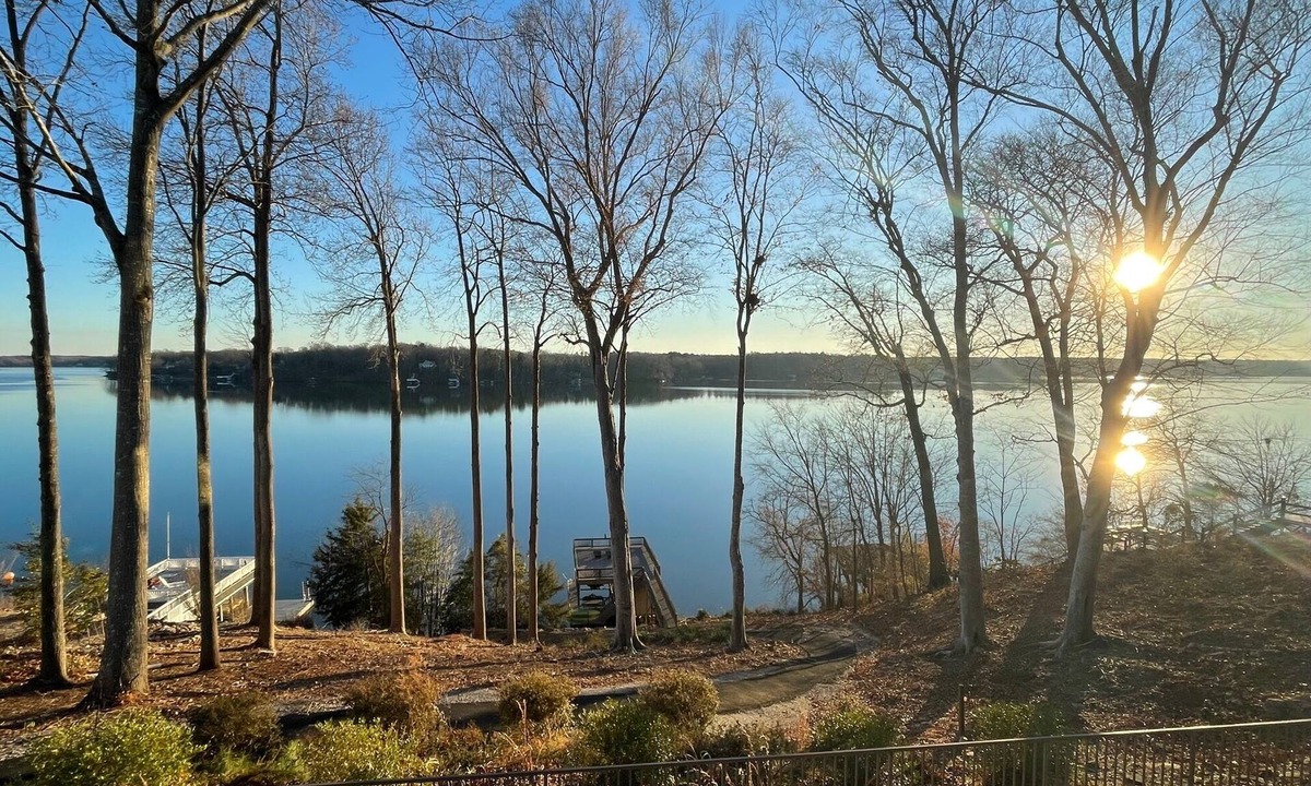 Bracey House | Lake Escape-POOL, Deep water, Diving Board, Main Lake, Parking, Panoramic Views!