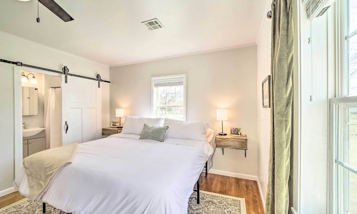 Eufaula Cottage | Lake Eufaula Retreat w/Fire Pit, Near Main St!