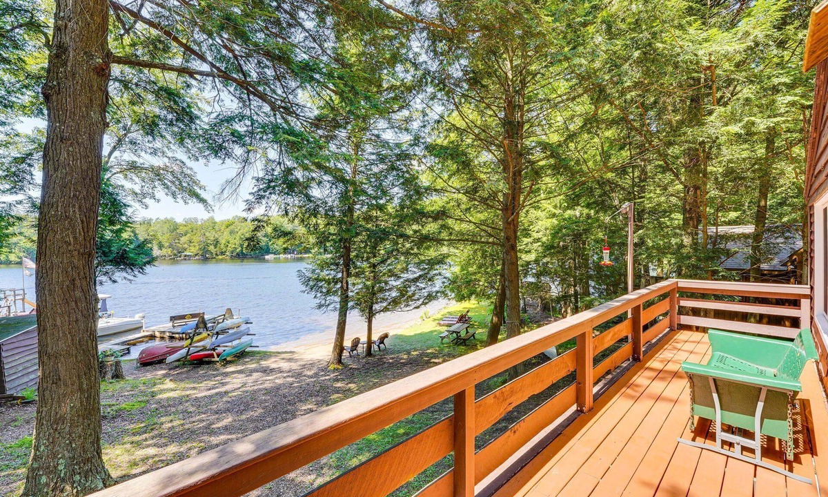 Inlet Cottage | Lake Front 3-bedroom cottage with private beach
