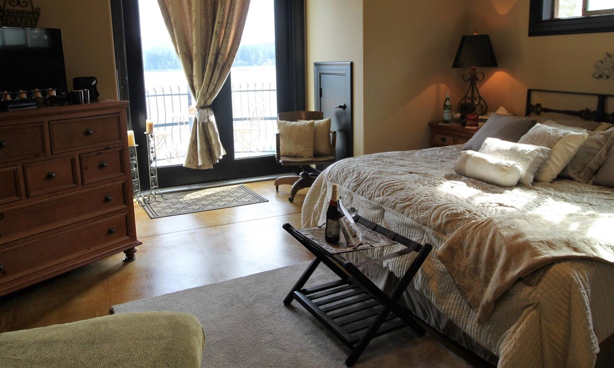 McKenna Bed & Breakfast | Lake Front Castle Style Custom Home Balcony Suites