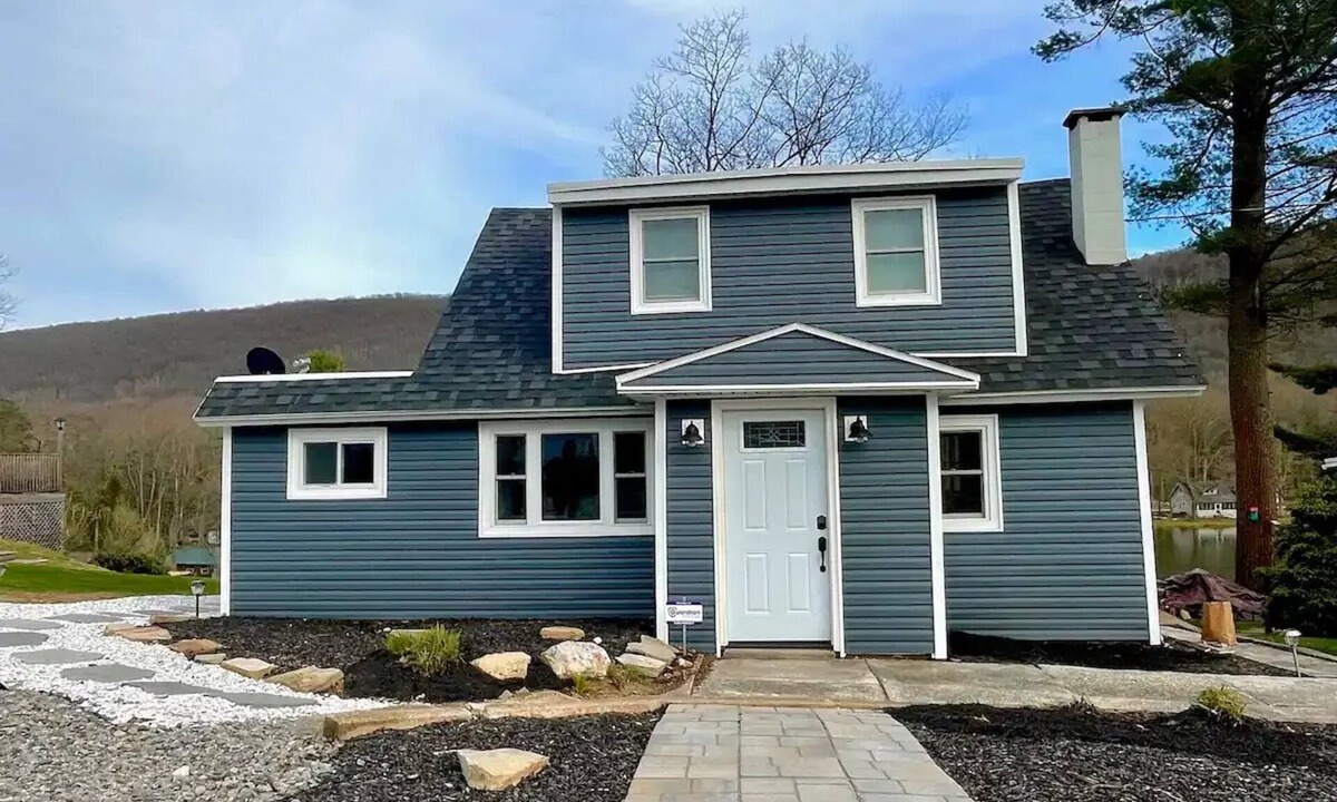 Beurys Lake Cottage | Lake Front Cottage with Fire Pit Terracenn