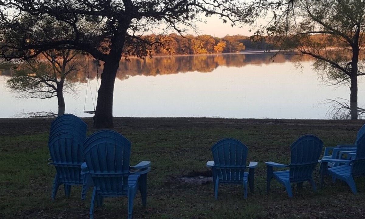 Little Elm House | Lake front hidden gem . Push the reset button. Come find your calm.Pet friendly