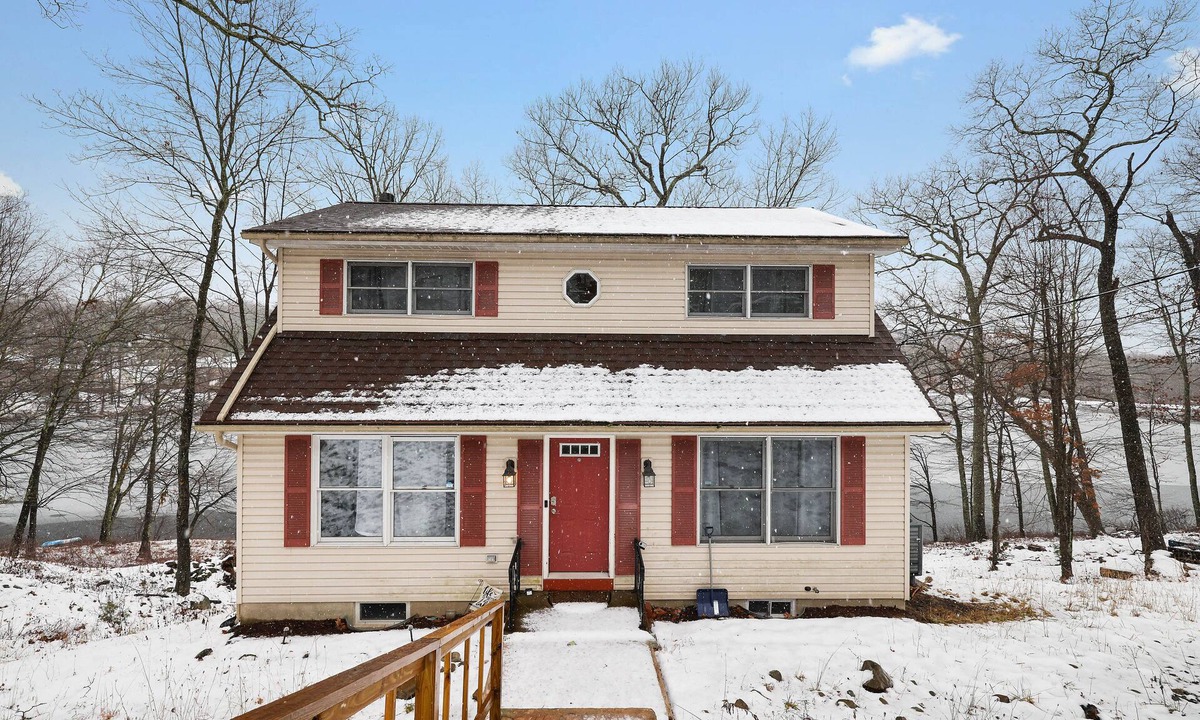 Bushkill House | LAKE FRONT HOME in SAW CREEK, BUSHKILL
