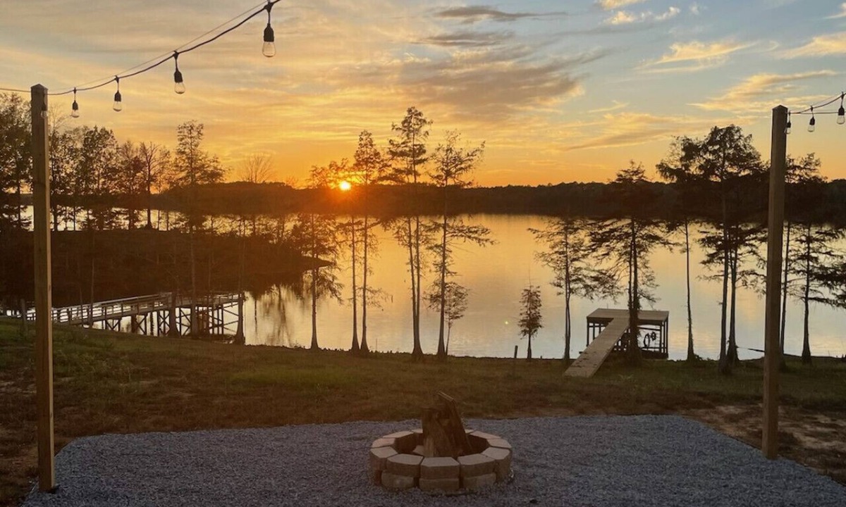 Negreet Apartment | Lake front home with spectacular sunsets! 6 miles from Toledo Tackle!