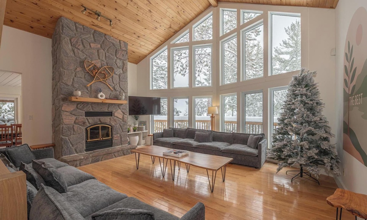 Lake of Bays Cottage | LAKE FRONT- HotTub+Sauna+GolfSim+Arcade+Kayaks+BBQ