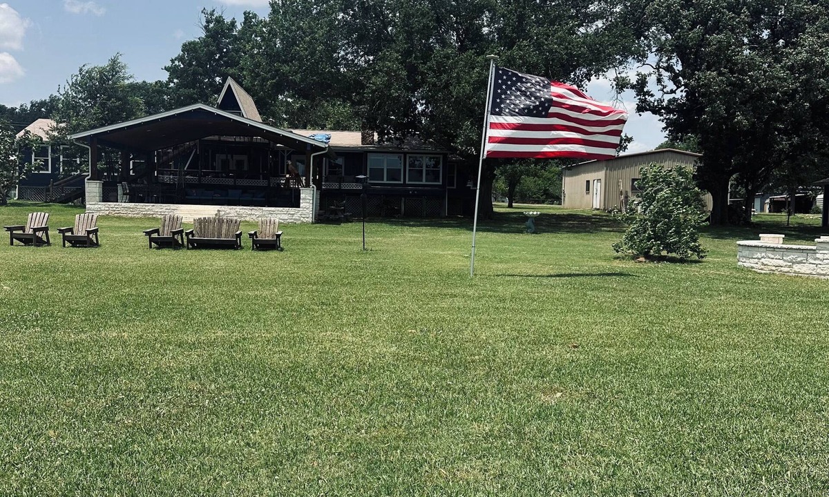 Cotton Gin House | Lake Front House with Spacious 6-bedrooms, AC, WiFi in delightful Groesbeck