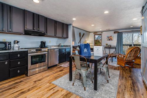 Big Cedars Apartment | Lake Front King Suite: Full Kitchen-Lakefront Deck- Shared Hot Tub