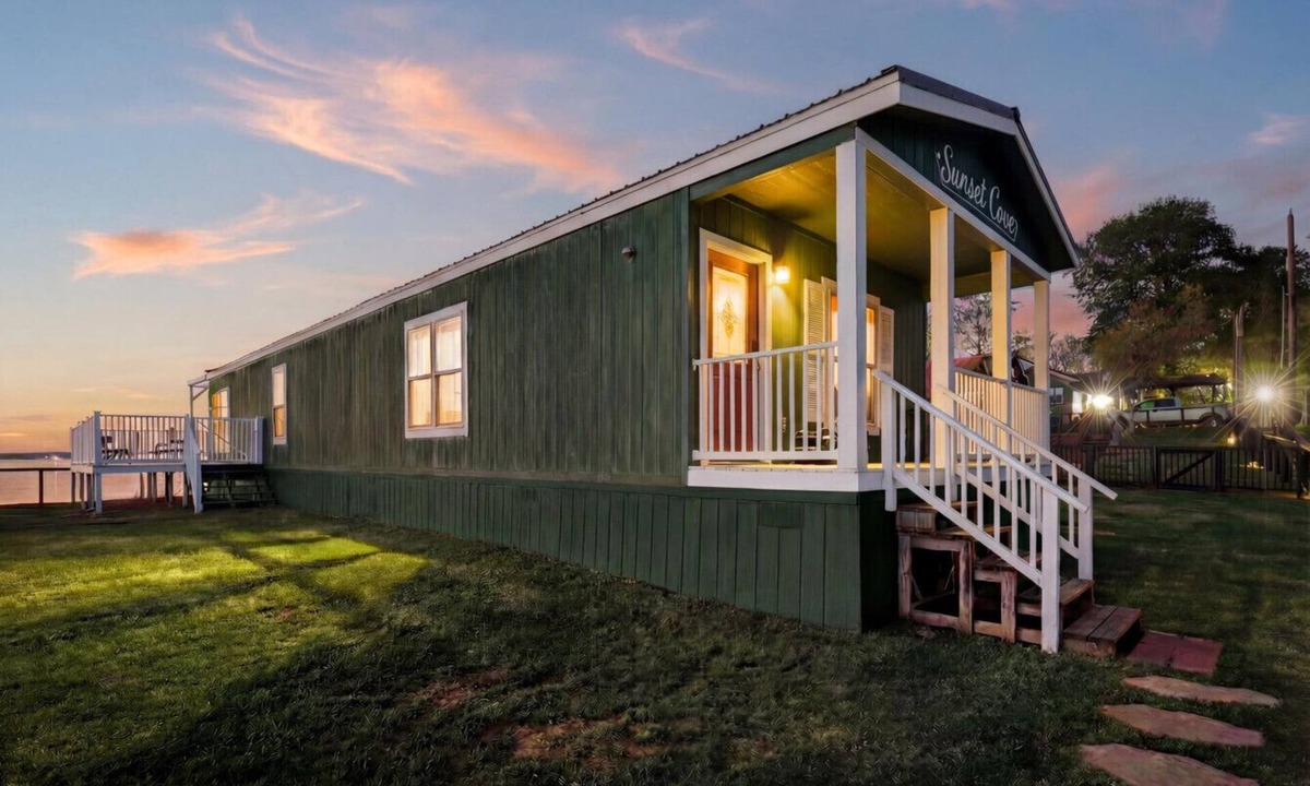 Dogwood House | Lake Front Lake House Paradise!