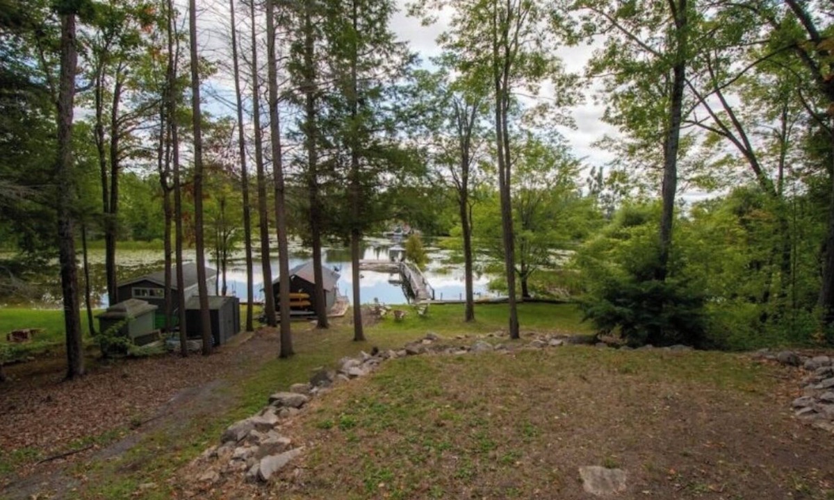 Selwyn Cottage | Lake Front Living- YEAR AROUND!- 4bdrms, Laundry, Large Balcony Big Waterviews