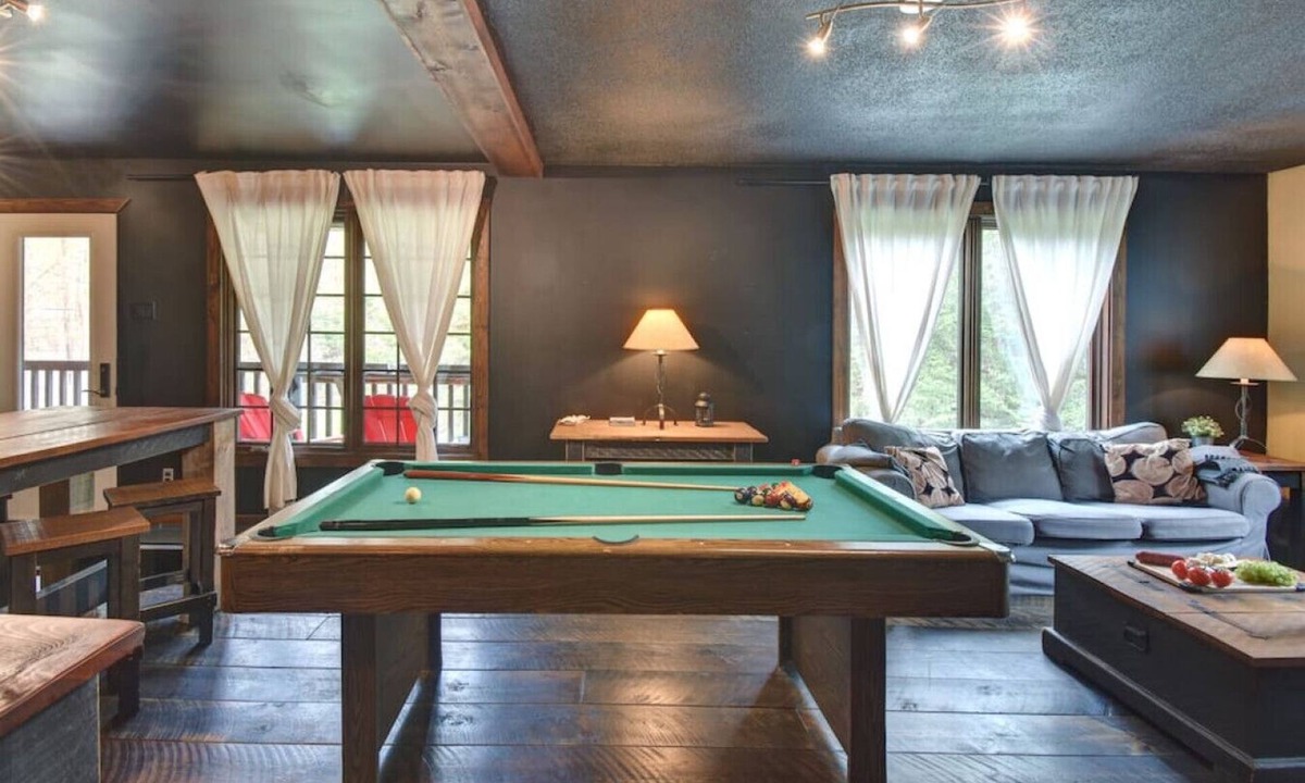 Cantley Apartment | Lake Front Loft 4 |Hot Tub | Pool Table | Sleeps 4