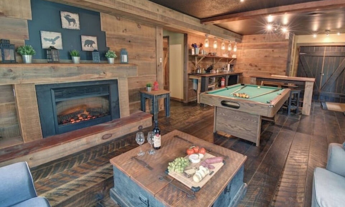 Cantley Apartment | Lake Front Loft 4 | Private Lake, Hot Tub & Pool Table Retreat (Sleeps 4)