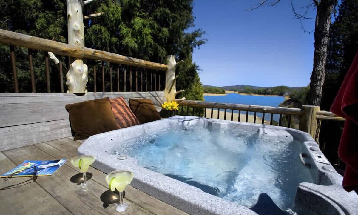 Sevierville Cabin | LAKE FRONT LOG CABIN ON DOUGLAS LAKE IN THE GREAT SMOKY MOUNTAINS