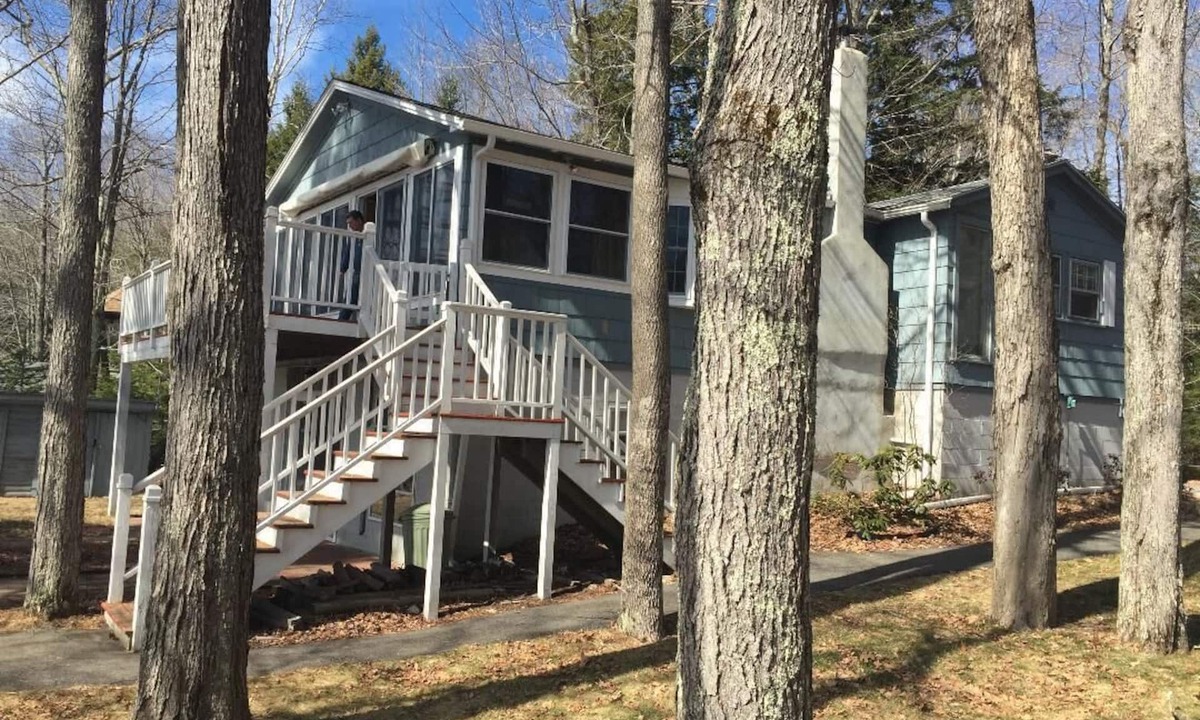 Middleton Cottage | Lake Front Magic on Sunrise Lake.