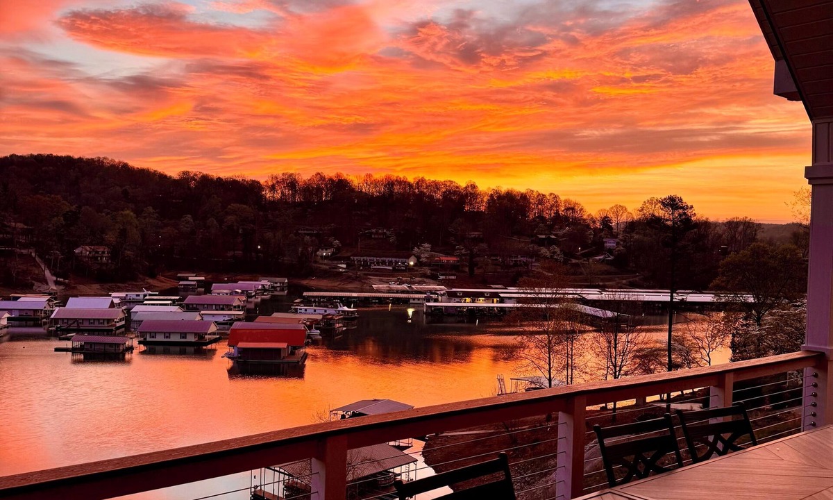 La Follette House | Lake Front ★ No Wake w/Dock ★ Gameroom ★ Carved FirePit ★ 2nd House Available