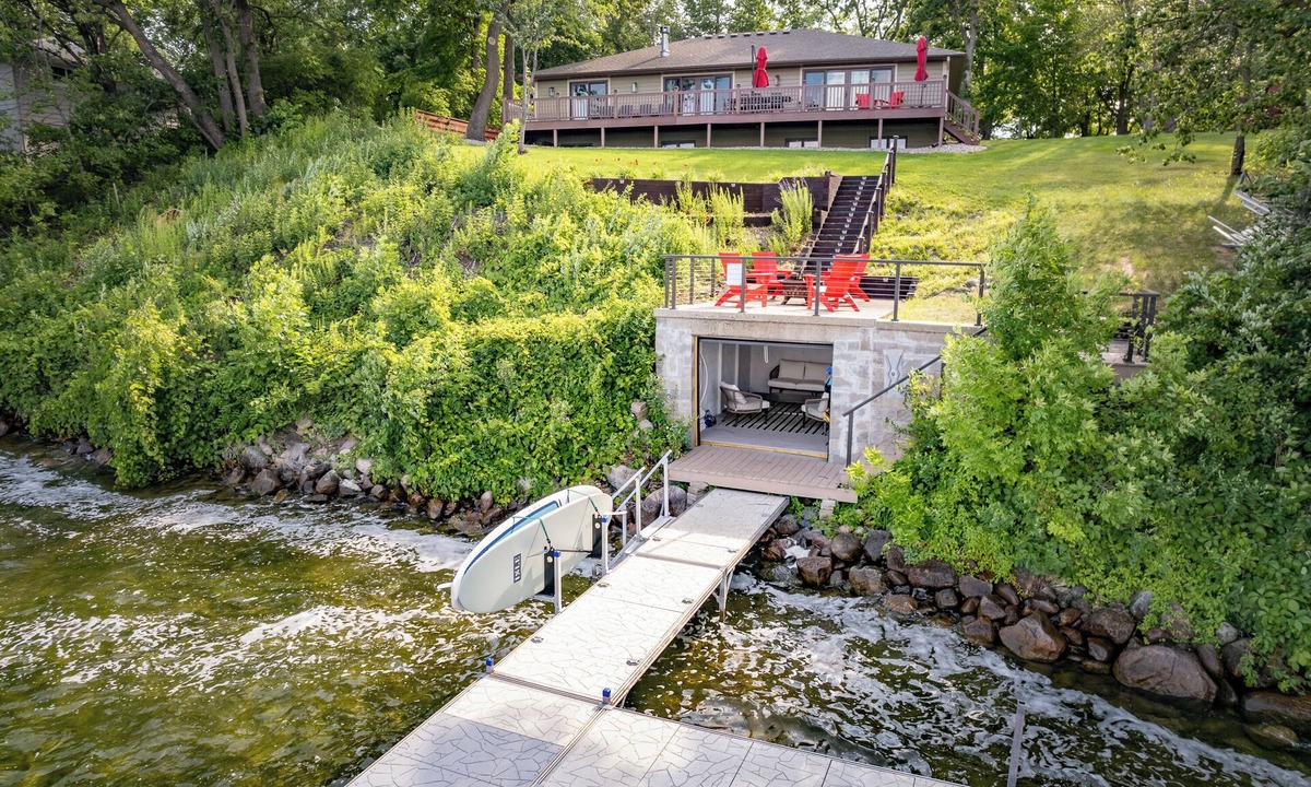 Alexandria House | Lake Front|PaddleBoards|Dock|Remodeled|Sleeps12