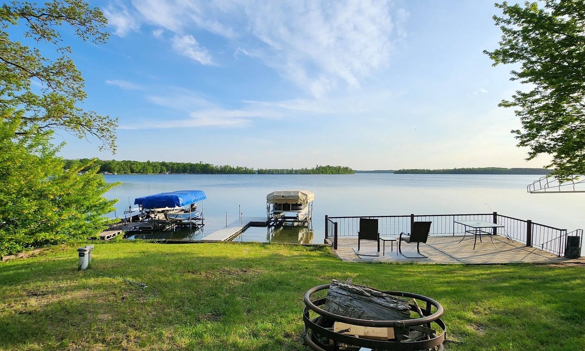 Rochert Cabin | Lake Front, Pontoon, Bunk House