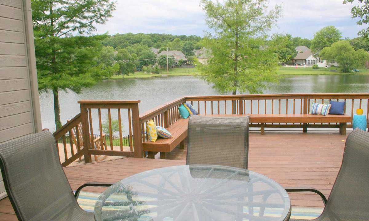 Jenks House | Lake Front Property With Swimming Pool In Quiet Neighborhood