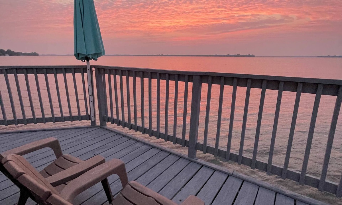 Dexter Cottage | Lake Front Retreat