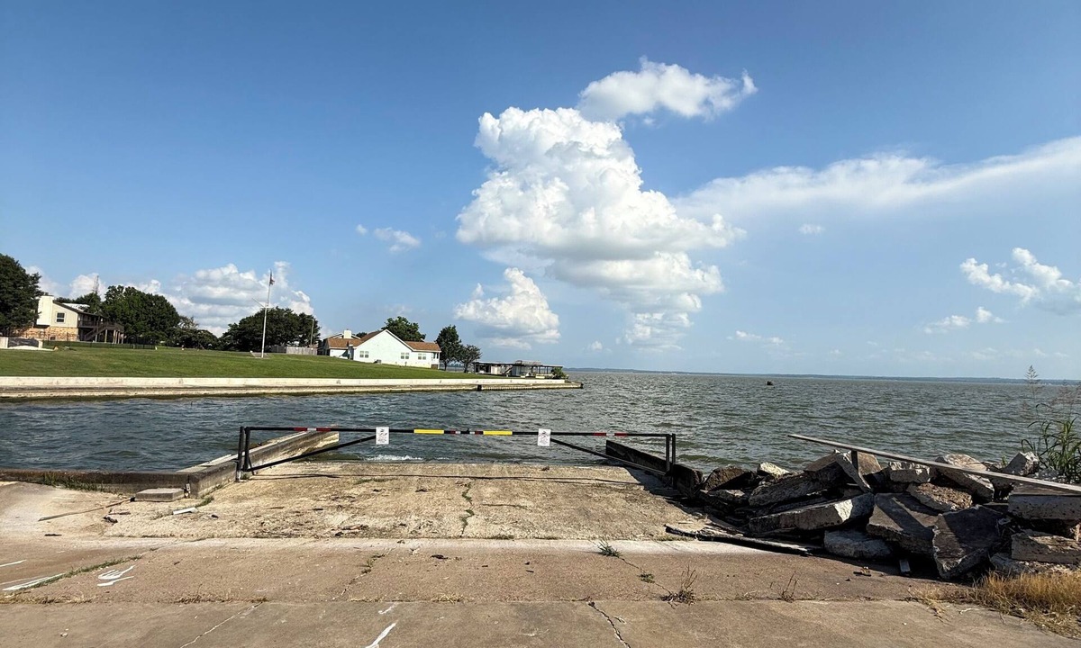 West Livingston House | Lake front spacious 4-bedroom house in welcoming Livingston with WiFi, AC & MORE