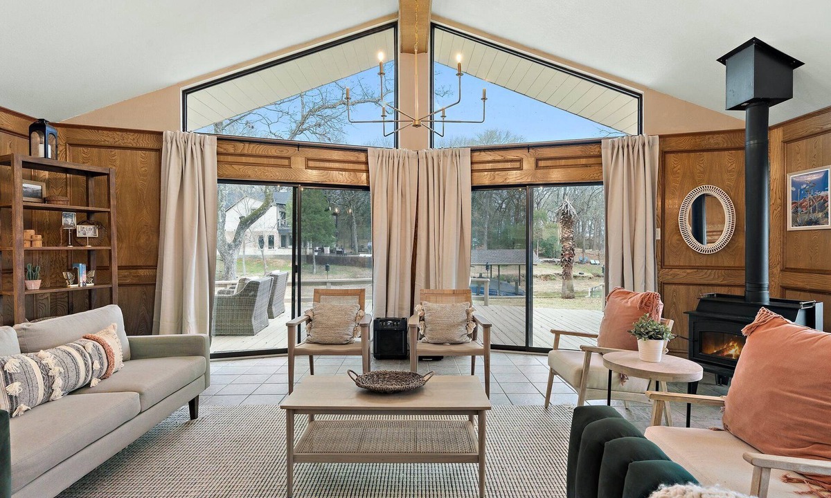 Leisure Land House | Lake Front with Two Homes: A Luxurious Waterfront Getaway with a View