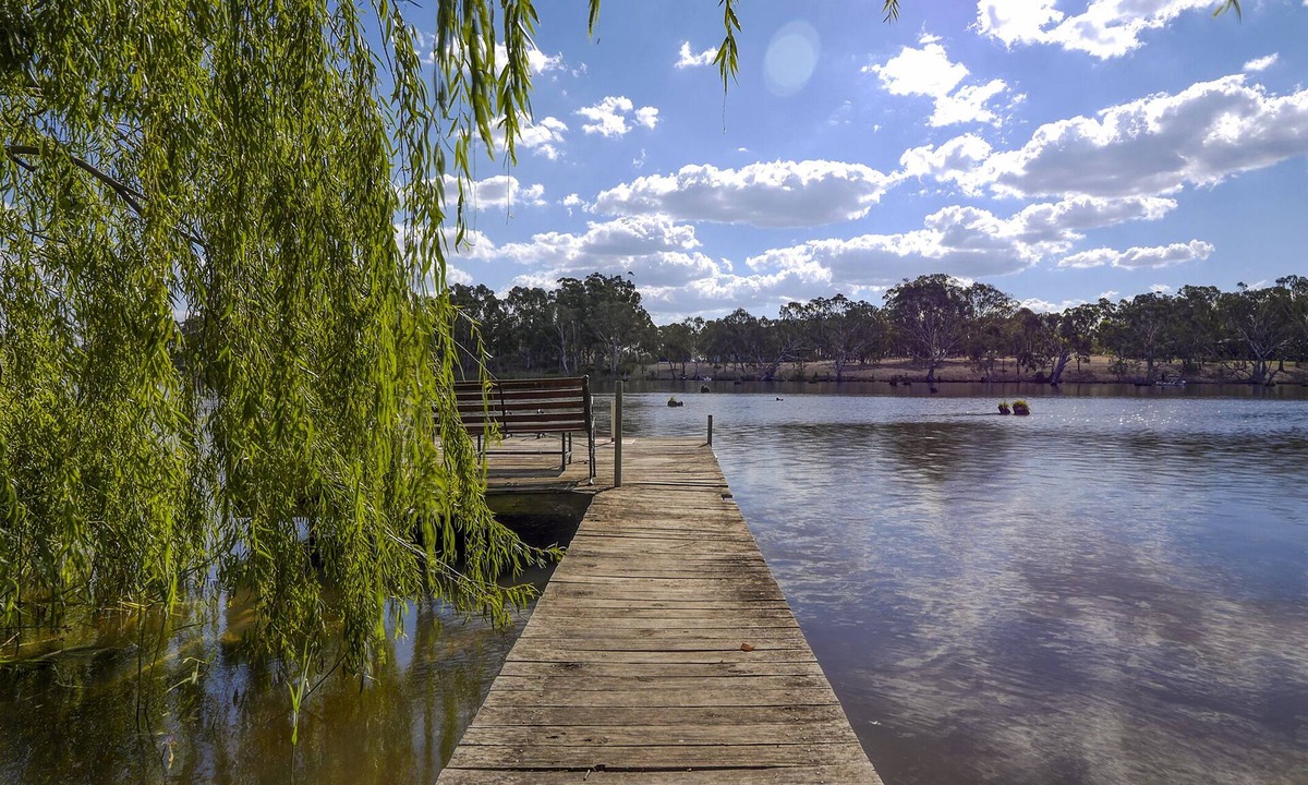 Kirwans Bridge House | Lake frontage only 90 mins from Melbourne with private jetty
