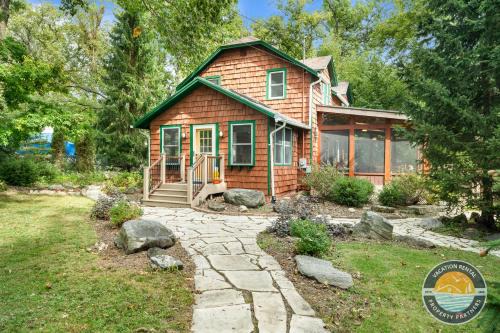 Como House | Lake Geneva Escape 4BR Arcade Fire Pit and Deck
