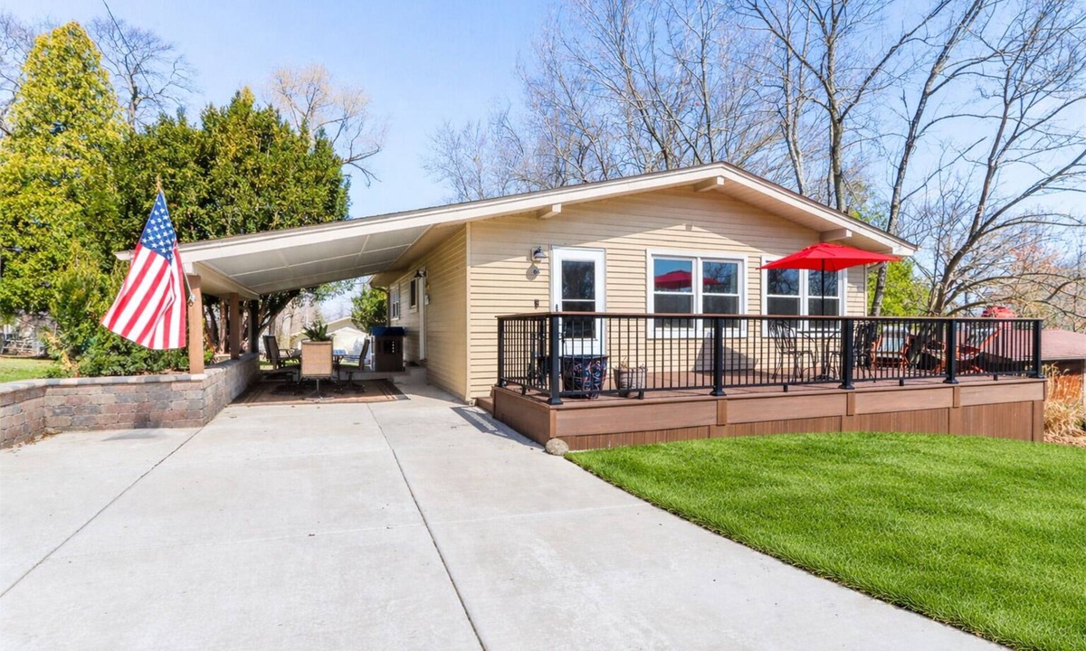 Williams Bay House | Lake Geneva Getaway/Walk to Pier 290, Beach & Lake Path