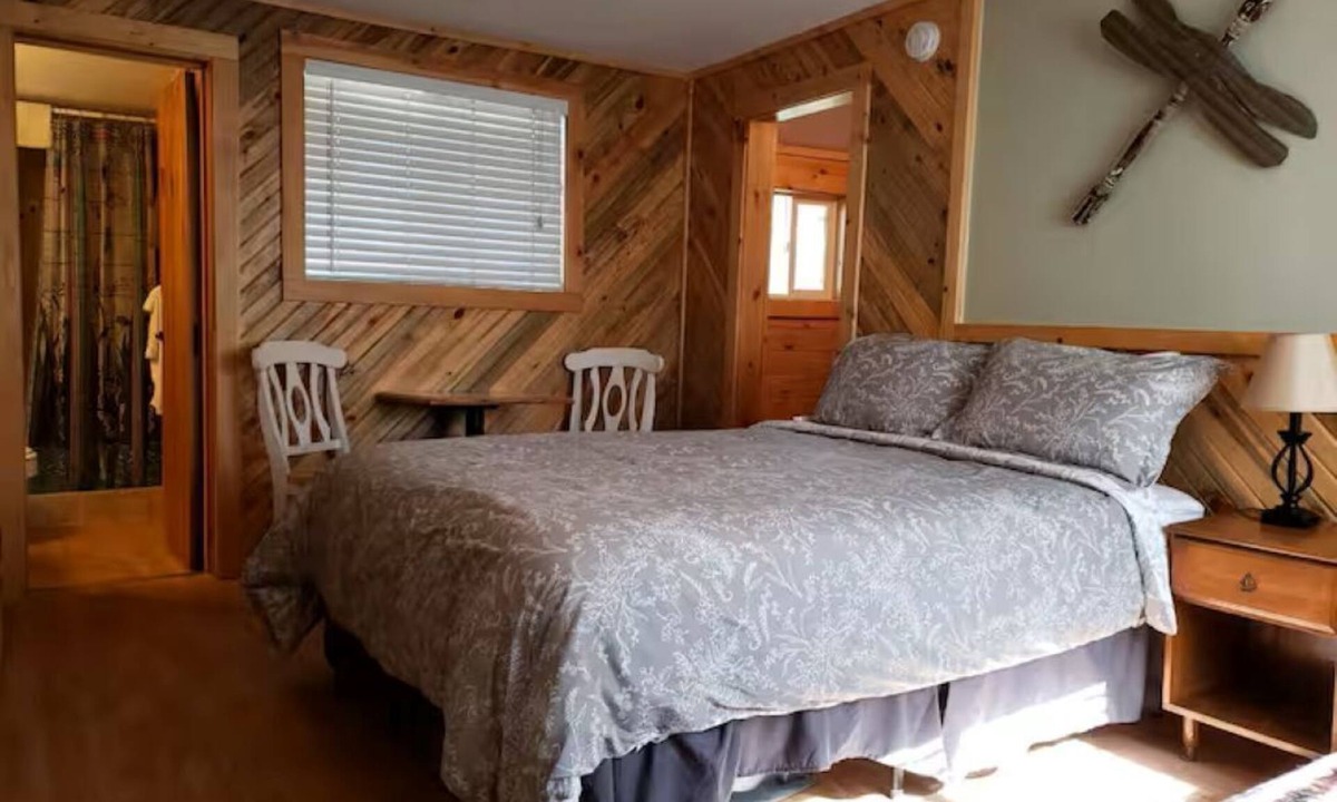 Lake George Cabin | Lake George Cabins & RV Park: Cabin 5 Dragonfly