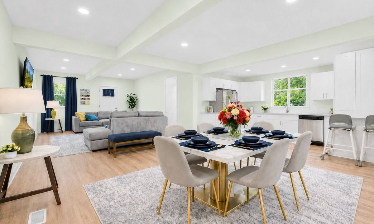 Lake George House | LAKE GEORGE VILLAGE. 1 Block to BEACH, SHEPHERDS PARK & CANADA St.Pet Friendly.