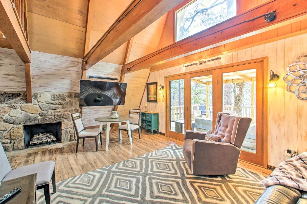 Mid America House | Lake Hamilton Cabin: Boating Getaway!