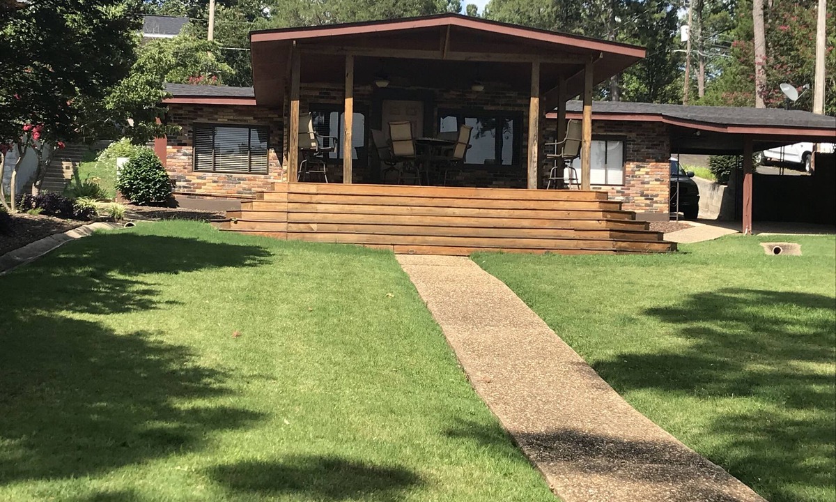 Piney House | Lake Hamilton charmer in front of the lake !