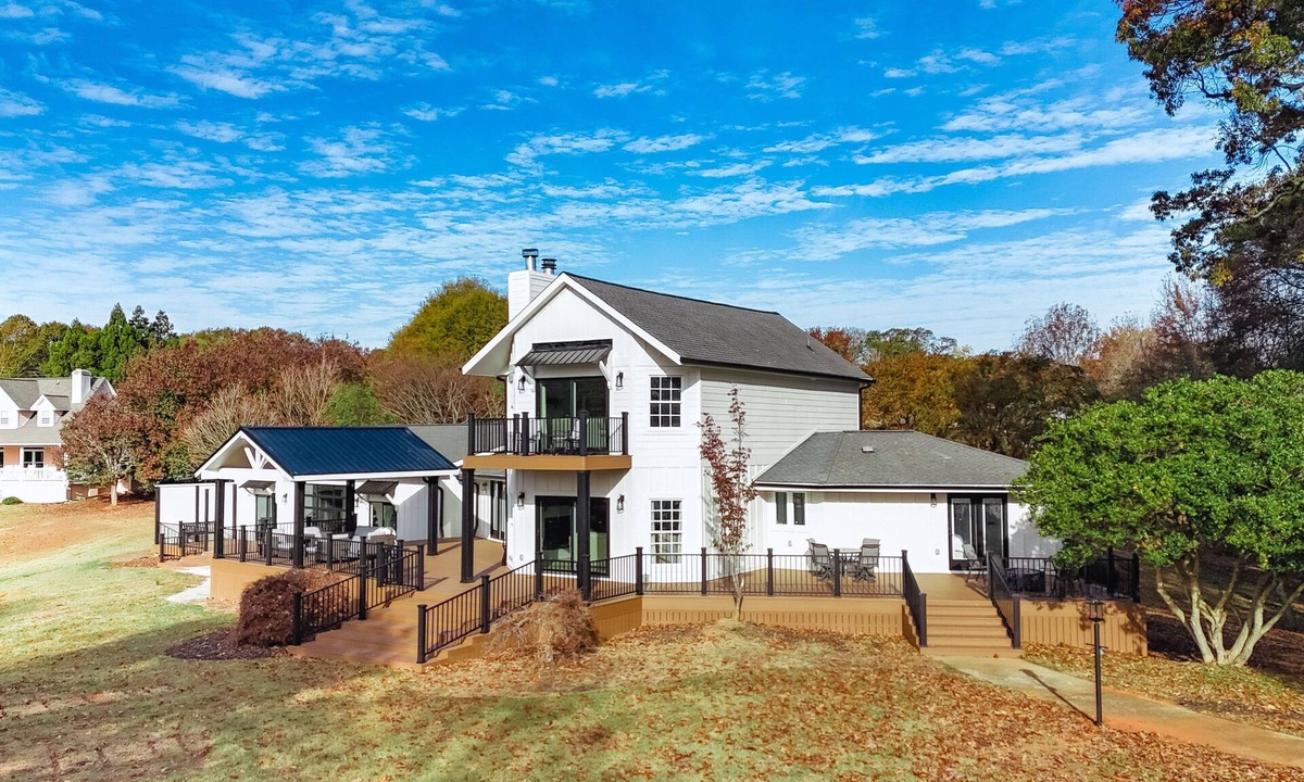 Townville House | Lake Hartwell Home w/Dock + Fire Pit!