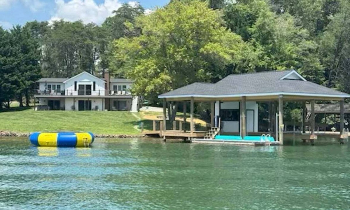 Penhook House | Lake Haven - 5 Bedroom w/Hot tub and Private Dock