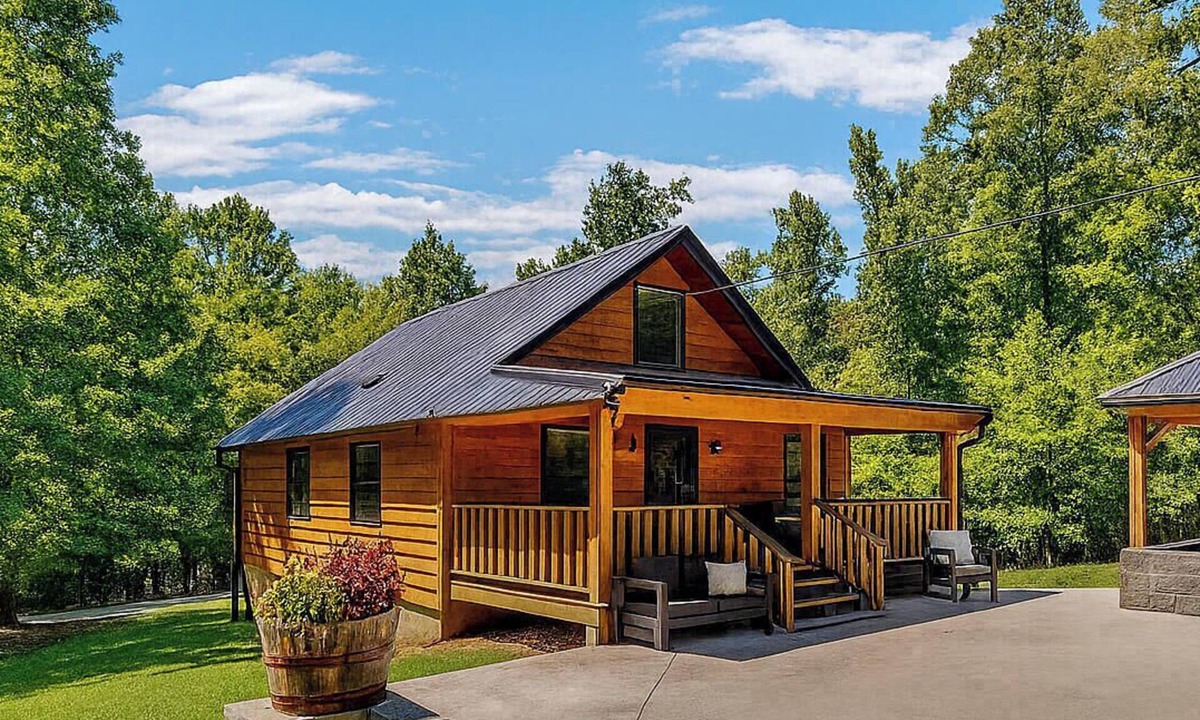 Jamestown Cabin | LAKE HAVEN Rustic Cabin, Fire Place, Hot Tub & Lake Access!