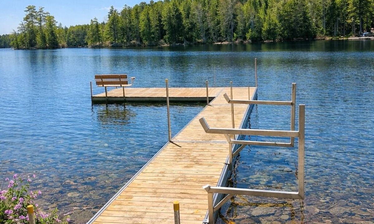 Ellsworth House | LAKE, HOT TUB, SAUNA, FIREPIT, KAYAKS! 3/2 Updated Lakefront Retreat!