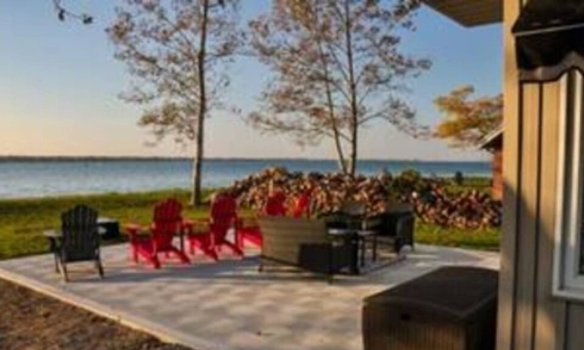 Boblo Island House | Lake House