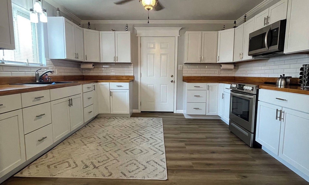 Eufaula House | Lake House Eufaulan2 Bedroom Home 1 block from Xtreme Cove Marina!