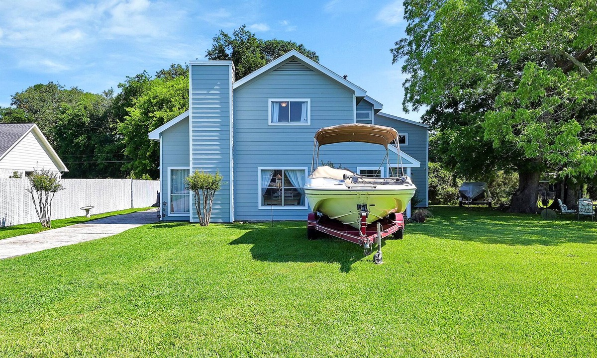 French Quarter House | Lake house Free Coffee Wifi Smart TV all bedrooms