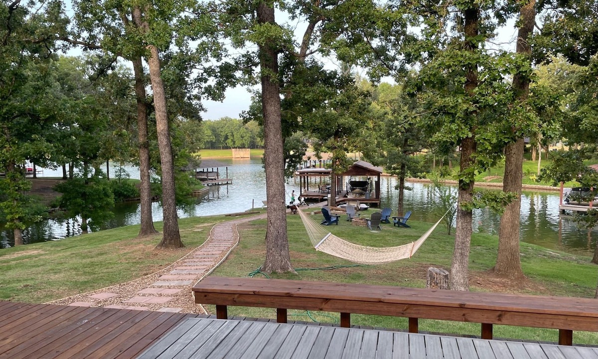 Dogwood House | Lake House Gem: Cozy Waterfront Escape