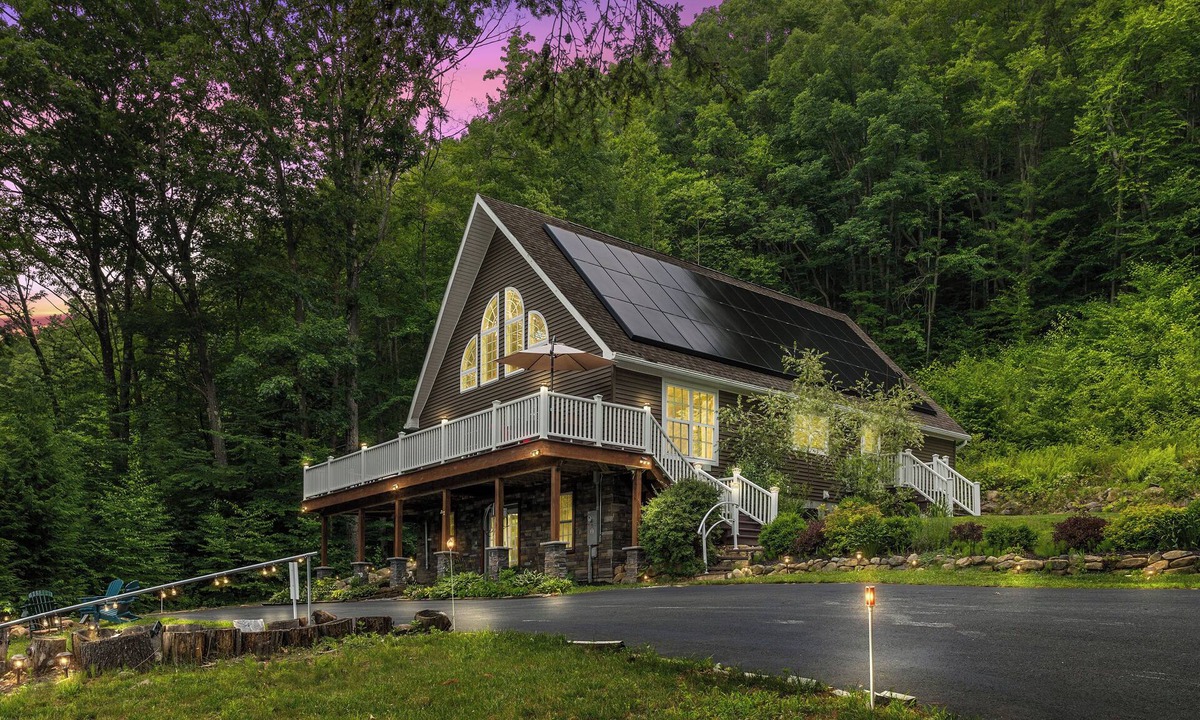 Lake Luzerne-Hadley Ski Chalet | Lake House Retreat/Hot Tub/Fire Pit/EV Charging Station